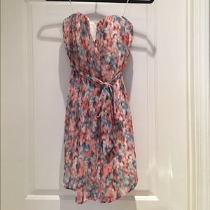 Strapless dress with V neckline